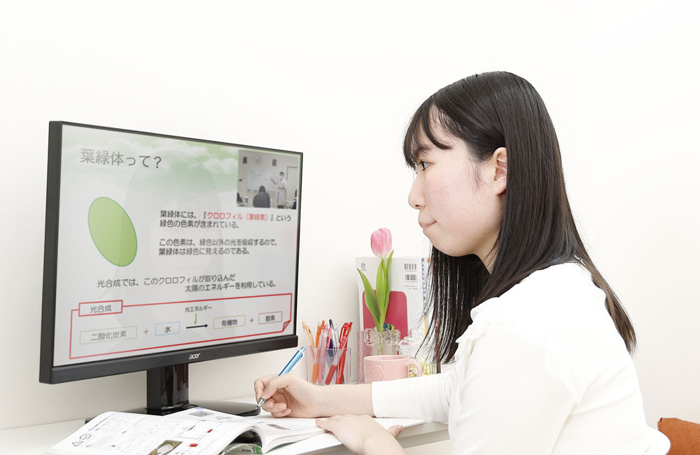 ワンセルフで授業を受ける精華学園の生徒