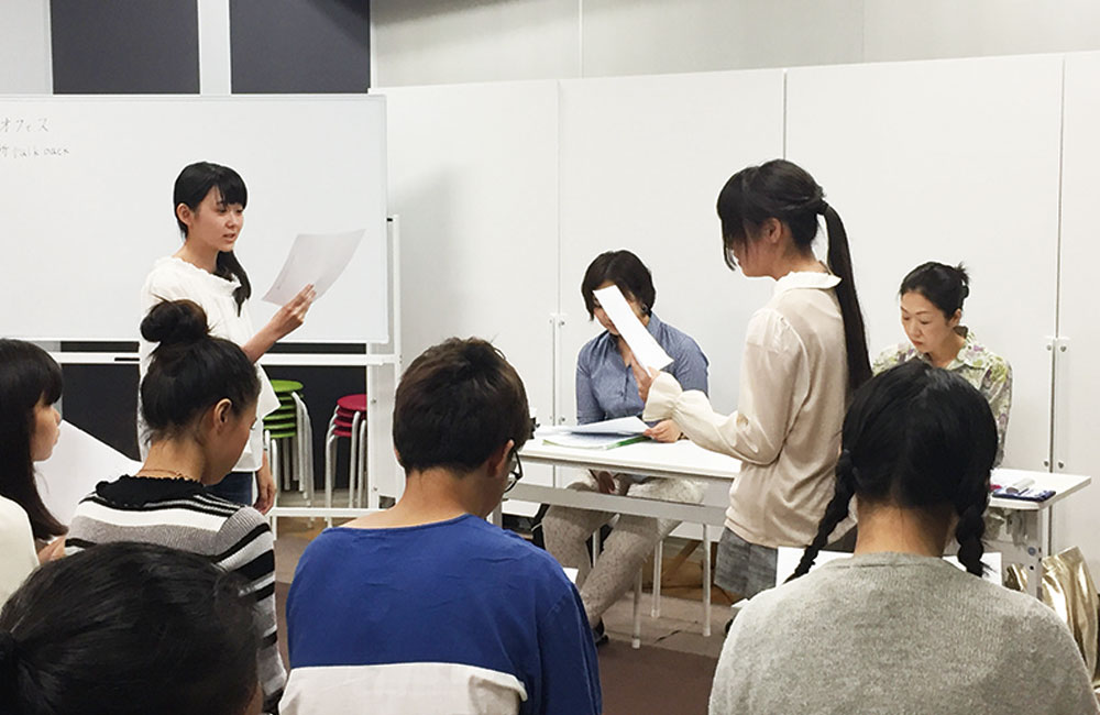 声優養成コースで授業を受ける精華学園の生徒