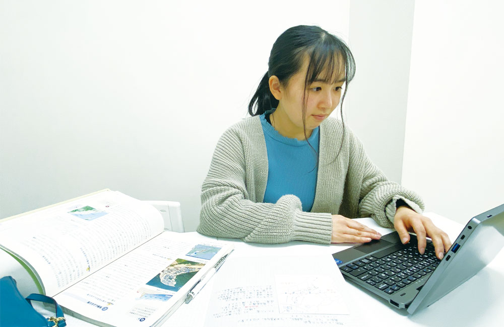 タブレットを利用して学ぶ、精華学園の生徒